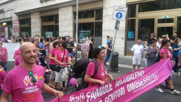 L'Onda Pride passa da Napoli e lascia una gioiosa scia rainbow - FOTO