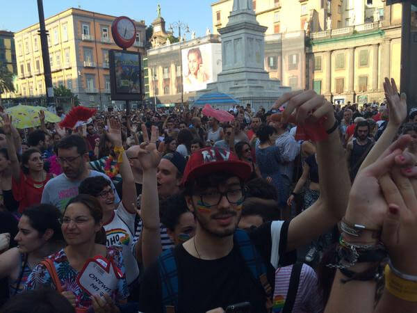 L'Onda Pride passa da Napoli e lascia una gioiosa scia rainbow - FOTO