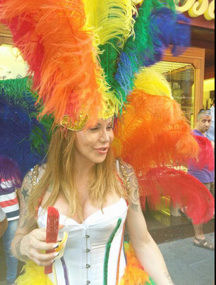 L'Onda Pride passa da Napoli e lascia una gioiosa scia rainbow - FOTO