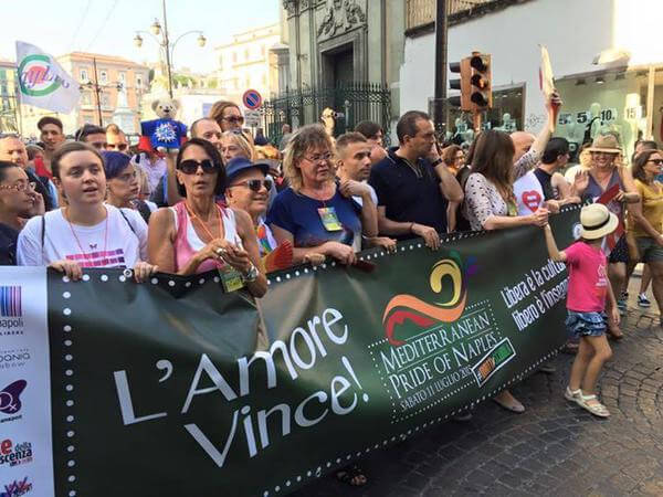 L'Onda Pride passa da Napoli e lascia una gioiosa scia rainbow - FOTO