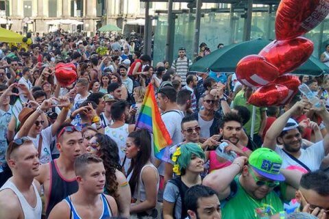 L'Onda Pride passa da Napoli e lascia una gioiosa scia rainbow - FOTO - napoli pride2015 - Gay.it