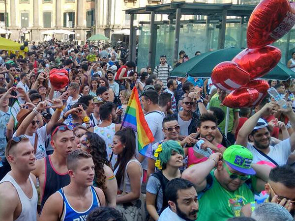 L'Onda Pride passa da Napoli e lascia una gioiosa scia rainbow - FOTO - napoli pride2015 - Gay.it