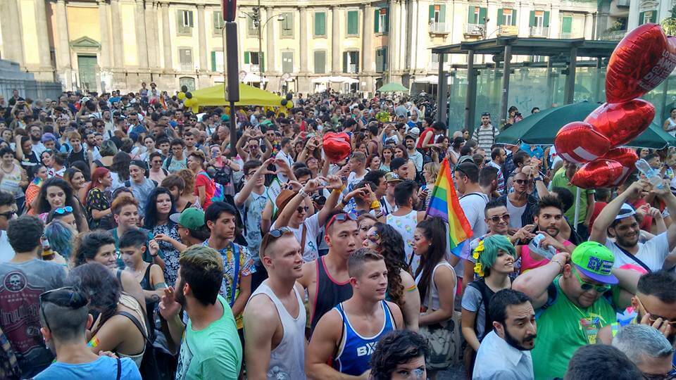 L'Onda Pride passa da Napoli e lascia una gioiosa scia rainbow - FOTO