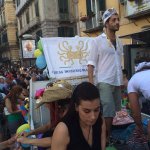 L'Onda Pride passa da Napoli e lascia una gioiosa scia rainbow - FOTO - Thumbnail