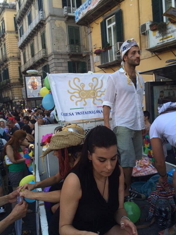 L'Onda Pride passa da Napoli e lascia una gioiosa scia rainbow - FOTO