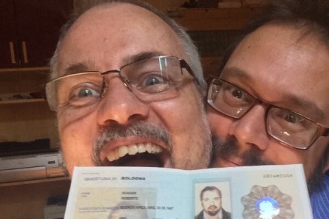 "Familiare di cittadino europeo": Roberto resta in Italia col marito - roberto soggiorno - Gay.it