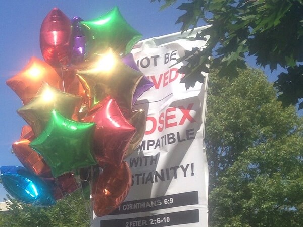 Bambino disperde gruppo di omofobi con i suoi palloncini rainbow - Gay.it