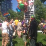 Bambino disperde gruppo di omofobi con i suoi palloncini rainbow - Thumbnail