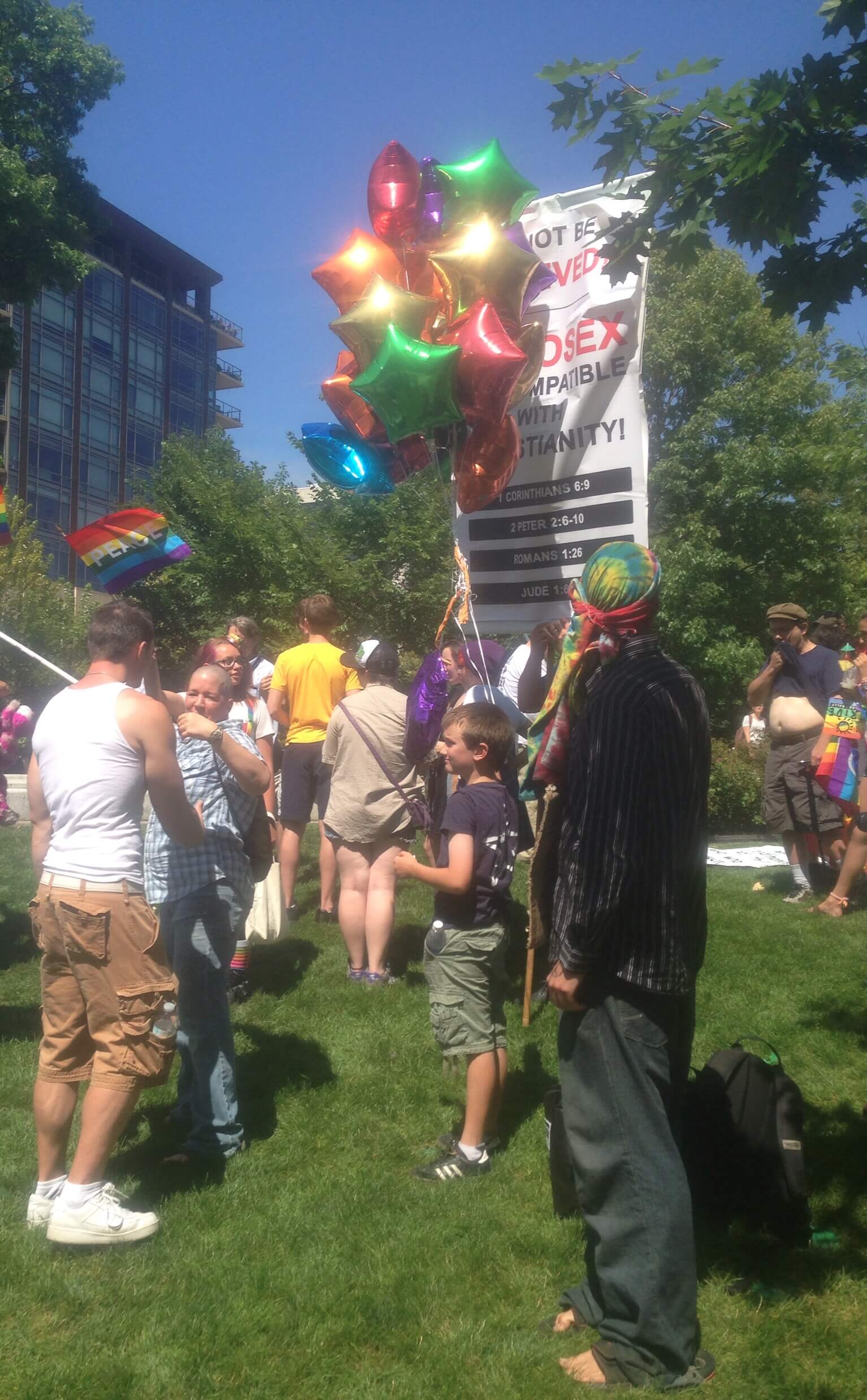 Bambino disperde gruppo di omofobi con i suoi palloncini rainbow