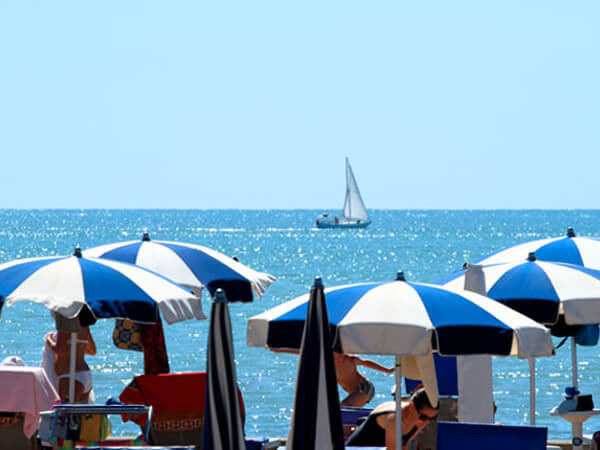 Coppia gay insultata sulla spiaggia, lascia Caorle