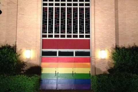 Scritte omofobe sulla chiesa: la splendida reazione della comunità - chiesa rainbow - Gay.it