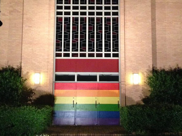 Scritte omofobe sulla chiesa: la splendida reazione della comunità - chiesa rainbow - Gay.it