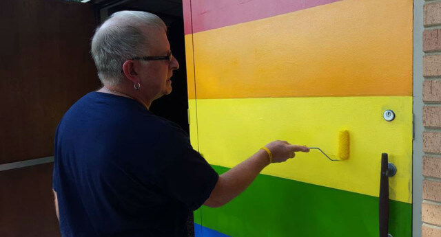 Scritte omofobe sulla chiesa: la splendida reazione della comunità