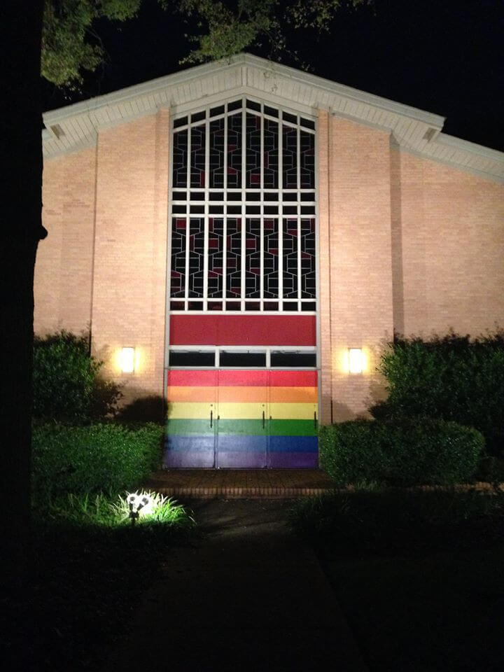 Scritte omofobe sulla chiesa: la splendida reazione della comunità