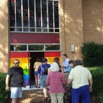 Scritte omofobe sulla chiesa: la splendida reazione della comunità - Thumbnail