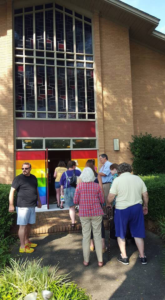 Scritte omofobe sulla chiesa: la splendida reazione della comunità