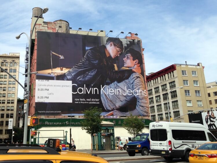Calvin Klein: maxi cartellone pubblicitario con coppia gay a Manhattan