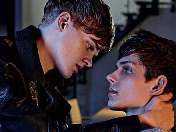 Incontri gay online nella nuova campagna Calvin Klein – VIDEO