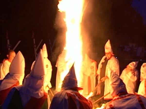 Il Ku Klux Klan: “Uccidiamo i gay per debellare l’AIDS”