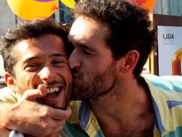 Coppia gay cammina per mano a Lisbona, la reazione dei passanti