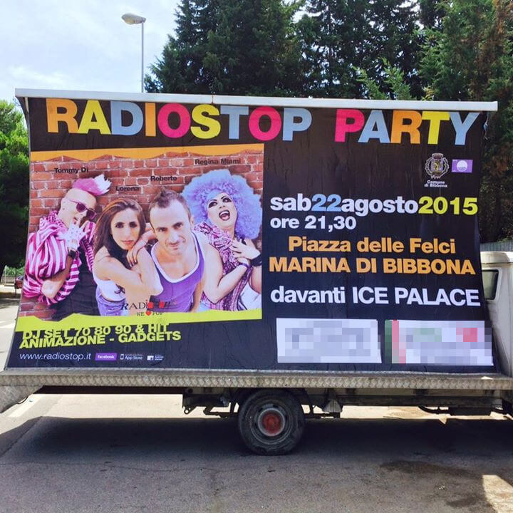 Non solo Mika: imbrattati i manifesti di una serata friendly a Bibbona