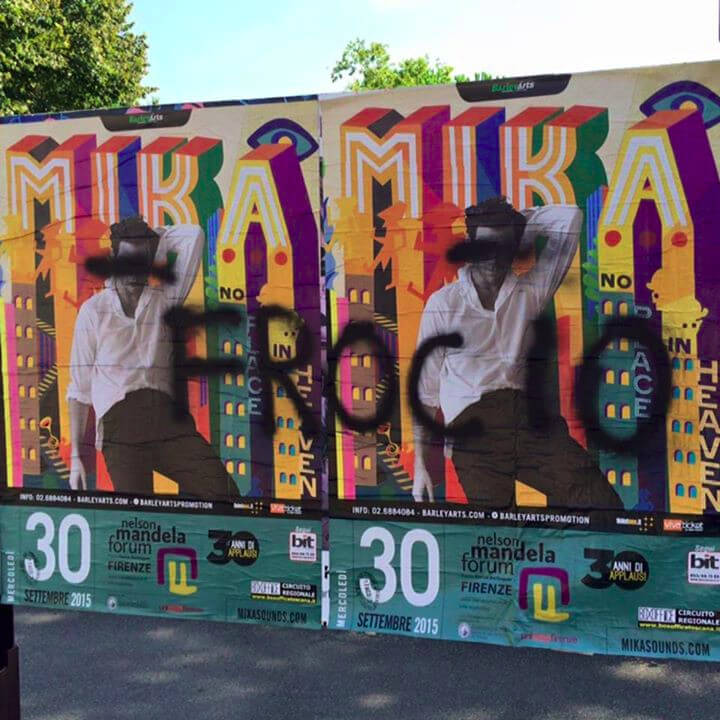 Imbrattati i manifesti del concerto fiorentino di Mika