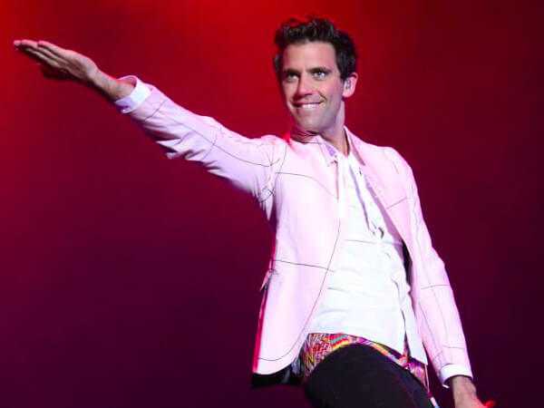 #RompiamoIlSilenzio: la risposta di Mika all’omofobia fiorentina