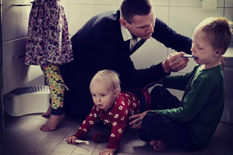 Papà gay e gestazione per altri: ecco come funziona davvero - svezia padri congedo figli BS 1 - Gay.it