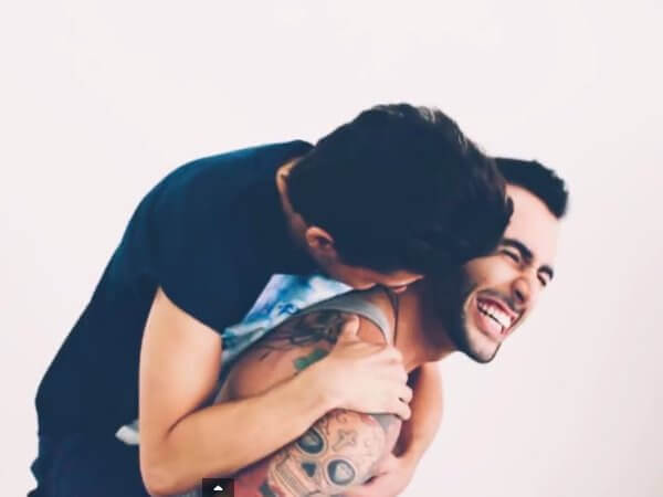 Da vampiro, porno o romantico? Tutti i tipi di bacio gay – video