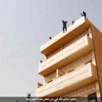 L'ISIS condanna a morte un gay: le immagini shock - Thumbnail