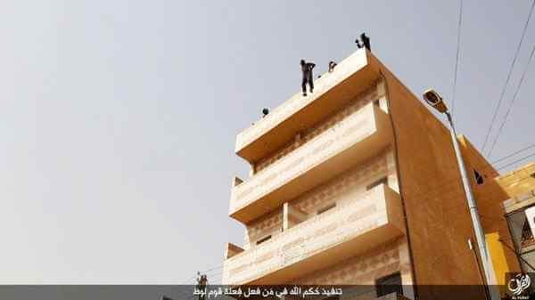 L'ISIS condanna a morte un gay: le immagini shock