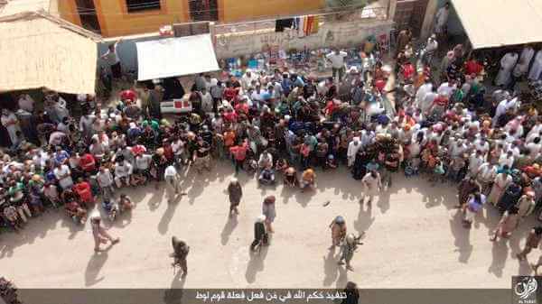 L'ISIS condanna a morte un gay: le immagini shock