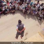 L'ISIS condanna a morte un gay: le immagini shock - Thumbnail