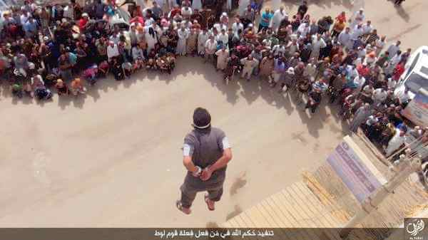 L'ISIS condanna a morte un gay: le immagini shock