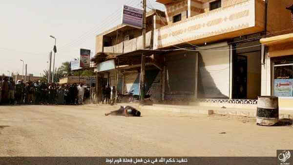 L'ISIS condanna a morte un gay: le immagini shock