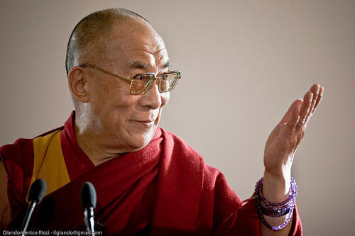 Il Dalai Lama: "Un successore donna?! Solo se sarà attraente"