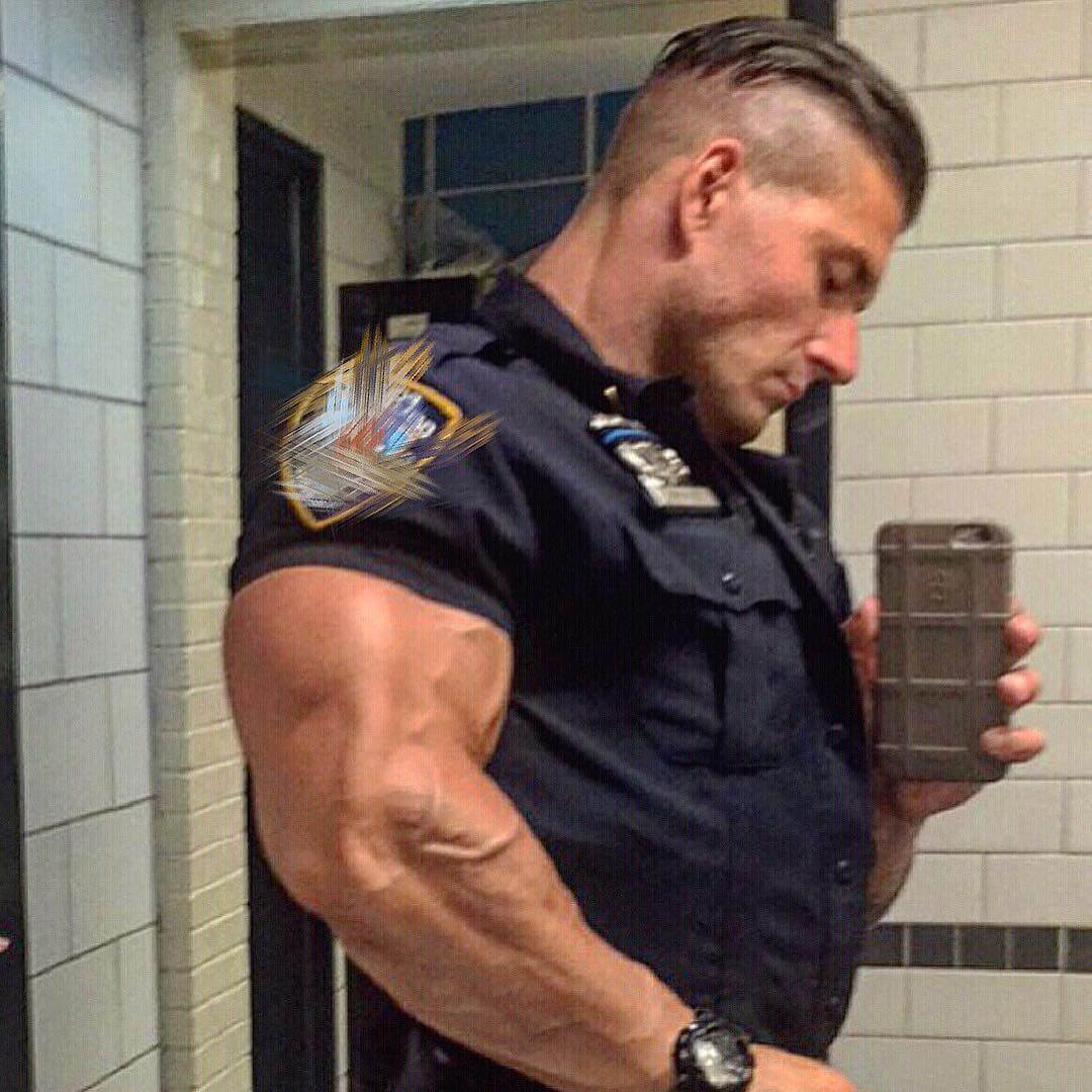 Il poliziotto più forte di New York spopola su Instagram