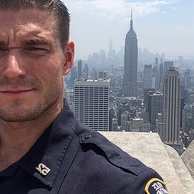 Il poliziotto più forte di New York spopola su Instagram