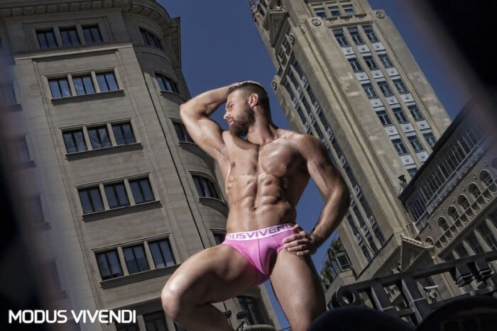 Una Madrid piena di colori per il modello russo Kamynin