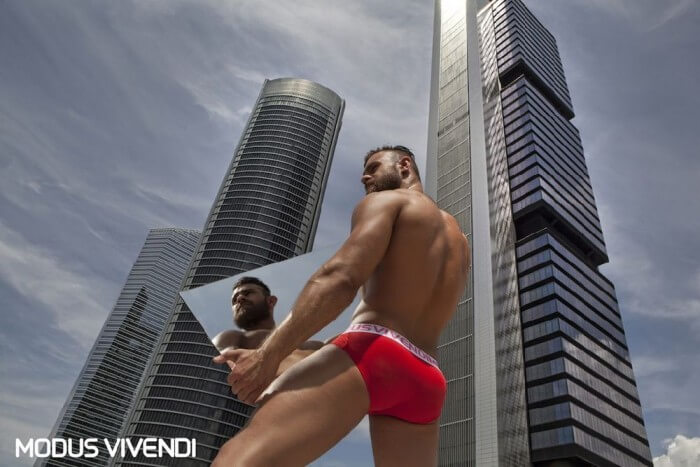 Una Madrid piena di colori per il modello russo Kamynin