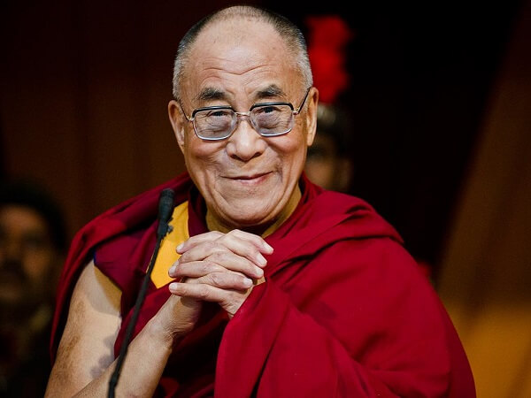 Il Dalai Lama: “Un successore donna?! Solo se sarà attraente”