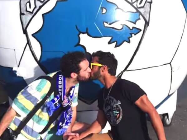 Esperimento sociale: coppia gay allo stadio, le reazioni dei passanti