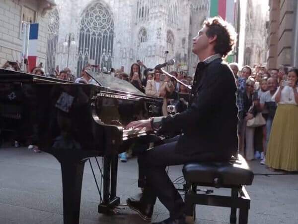 X-Factor sta per iniziare: Mika improvvisa un live per strada a Milano