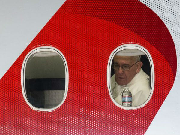 Il Papa ai Vescovi: basta lamentarsi, sembriamo un tango argentino... - papa francesco usa base 1 - Gay.it