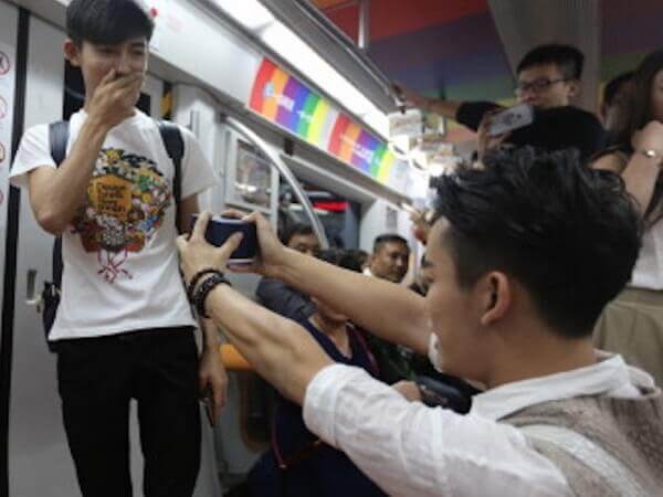 Pechino: la proposta di matrimonio in metropolitana – VIDEO