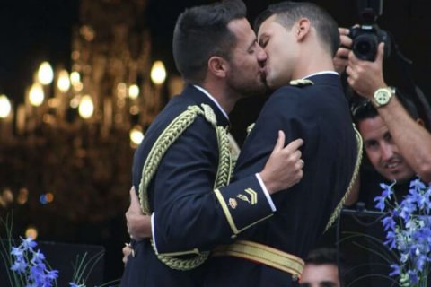 Il primo matrimonio egualitario nella polizia spagnola - poliziotti spagnoli gay - Gay.it