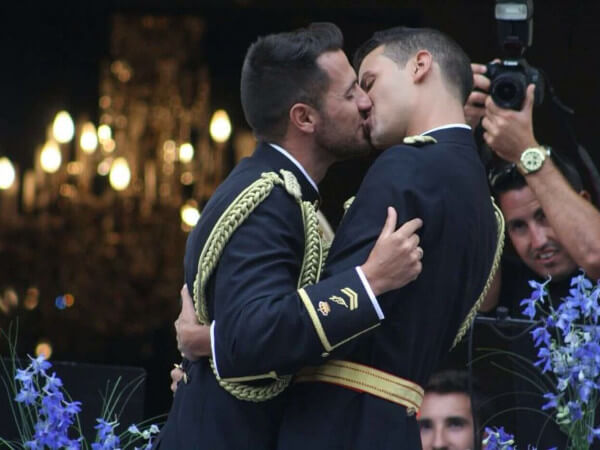 Il primo matrimonio egualitario nella polizia spagnola - poliziotti spagnoli gay - Gay.it