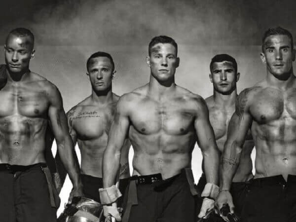 Il calendario dei sexy pompieri di Pompiers Sans Frontieres – VIDEO
