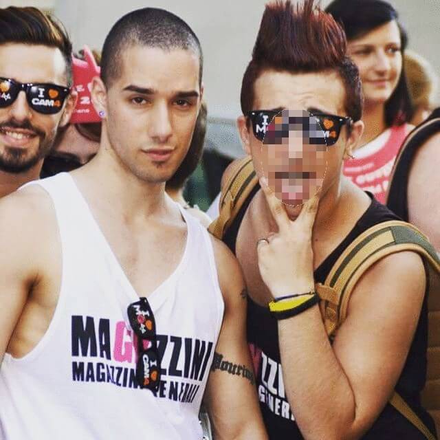 Nella scuola dove è vietato mettere foto gay su FB, si può fumare