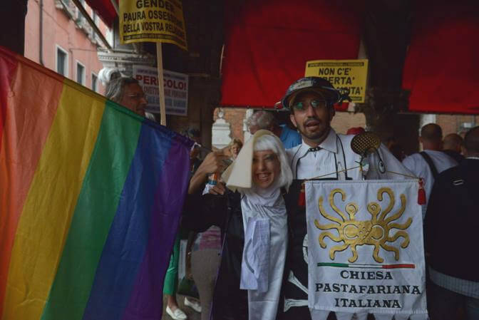 #RainbowVenice: contro l'omofobia a Venezia spunta l'arcobaleno